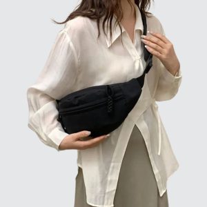 femme avec sac banane imperméable