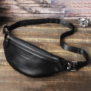 Vue de face du sac banane en cuir pour homme avec design durable