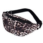 Sac banane léopard tendance en cuir synthétique porté en mode décontracté