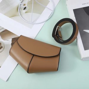 Détail du cuir naturel sur le sac ceinture fashion