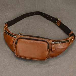 Vue rapprochée du sac banane homme chic et vintage
