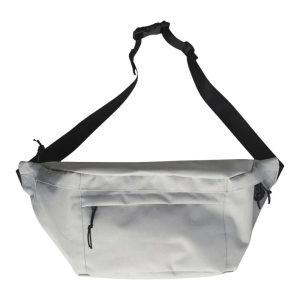 Vue rapprochée du sac banane XL classique avec fermeture zippée en cuir