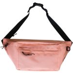 Sac banane XL classique en cuir noir porté en mode décontracté