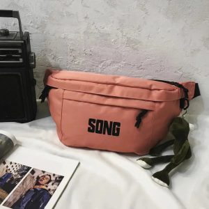 Vue rapprochée du sac banane XL look urbain en cuir noir