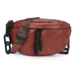 Sac banane cuir femme moderne porté en style élégant