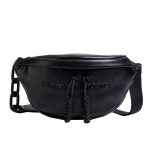 Sac banane cuir femme urbain porté en duo avec tenue tendance
