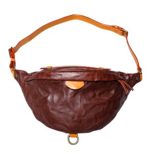 Détails du cuir froissé du sac banane homme en cuir stylé