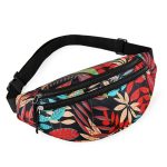 Sac banane fleuri en tissus coloré porté en mode décontracté