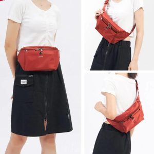 Sac sport imperméable léger porté en randonnée en nature