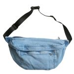 Sac banane en jean taille XL porté en ville