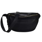 Sac banane femme en cuir intemporel porté en situation mode