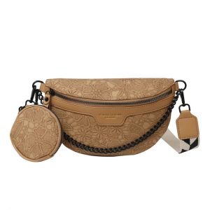 Détail du motif floral sur sac banane en dentelle raffinée