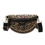 Sac banane léopard avec chaîne en style tendance et mode urbaine