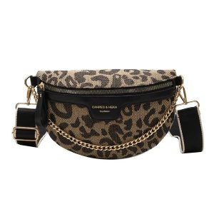 Sac banane léopard avec chaîne en style tendance et mode urbaine