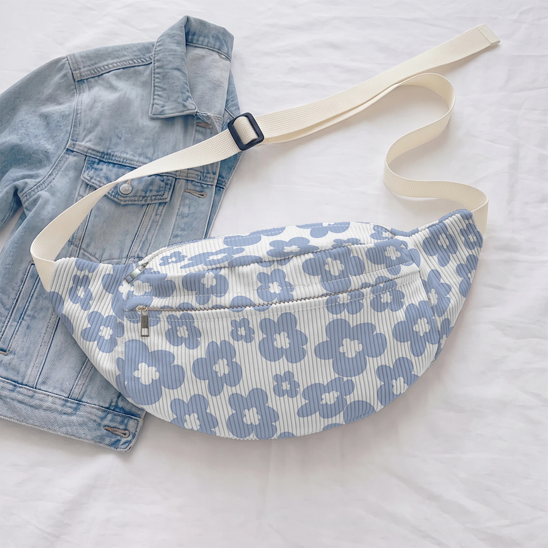 Vue rapprochée du sac banane floral pour femme en bandoulière