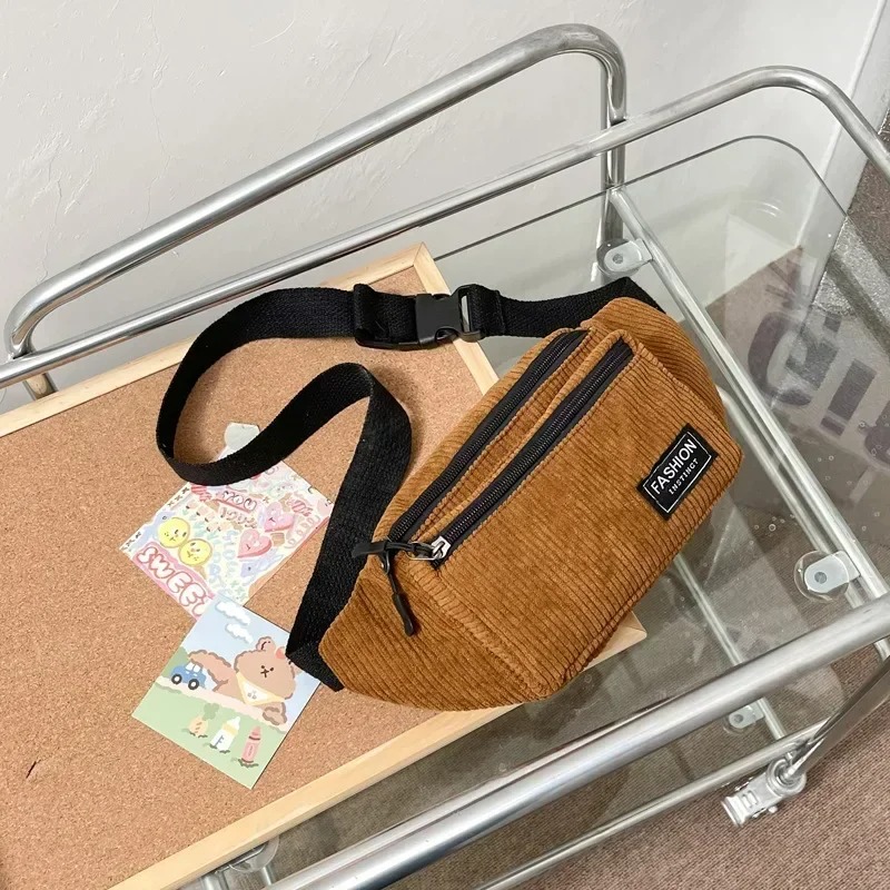 Vue rapprochée du sac banane en velours côtelé sport coloris beige