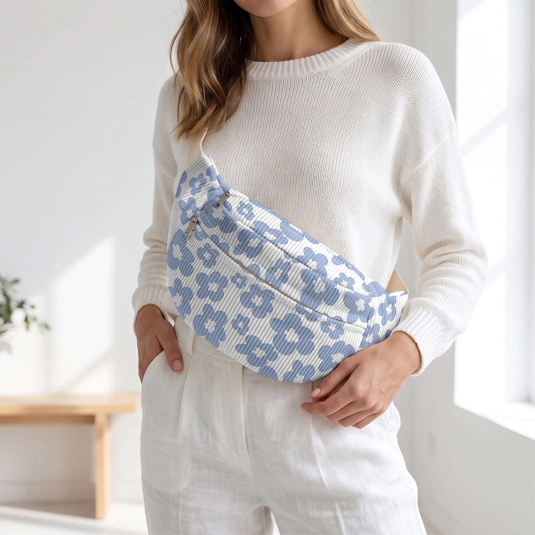 Détail du design floral sur le sac banane pour femme en bandoulière