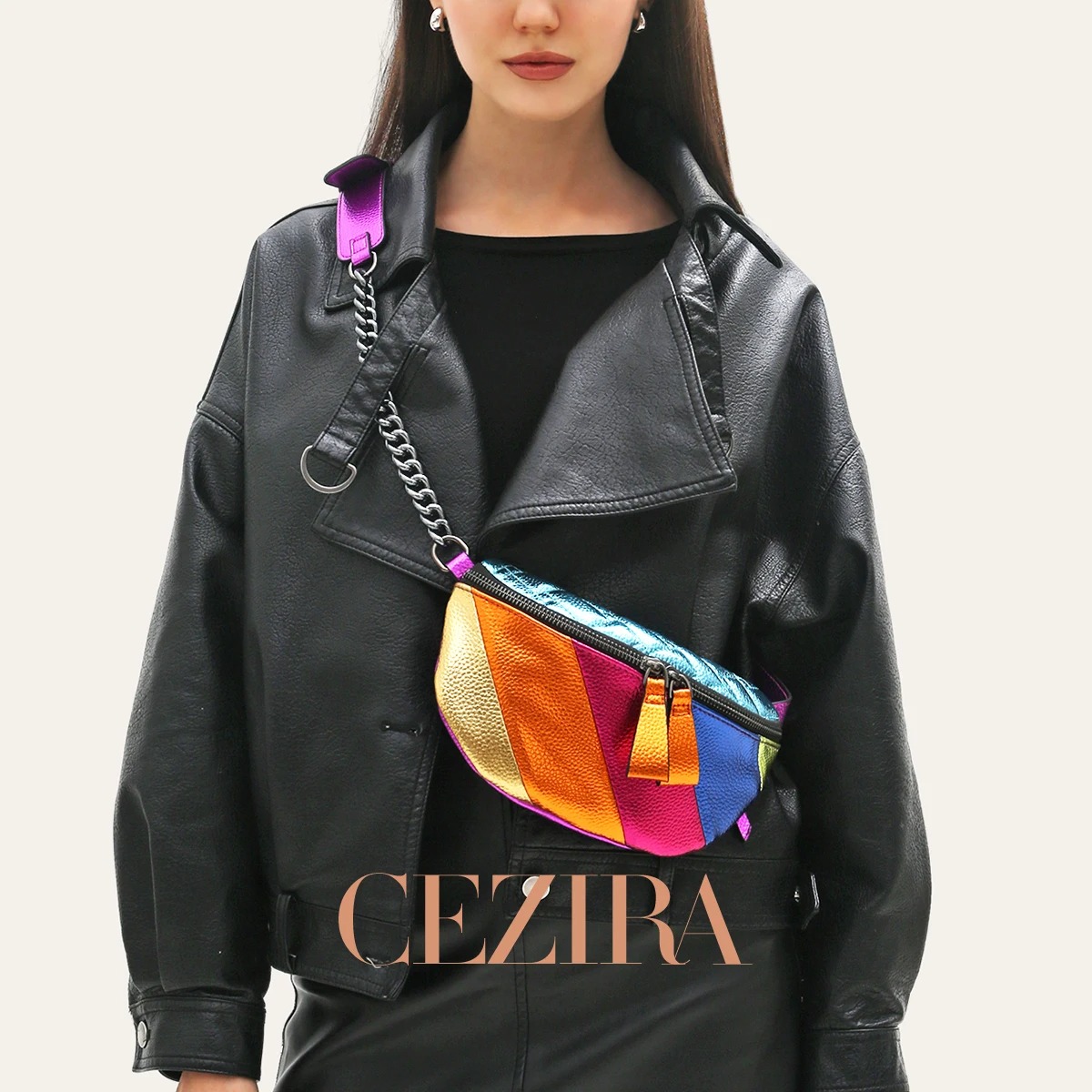 Sac banane en cuir irisé multicolore porté en accessoire mode