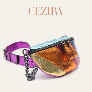 Détail du sac banane en cuir irisé multicolore avec finition brillante