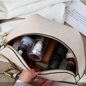 Vue de côté d une sac banane en cuir féminin haut de gamme