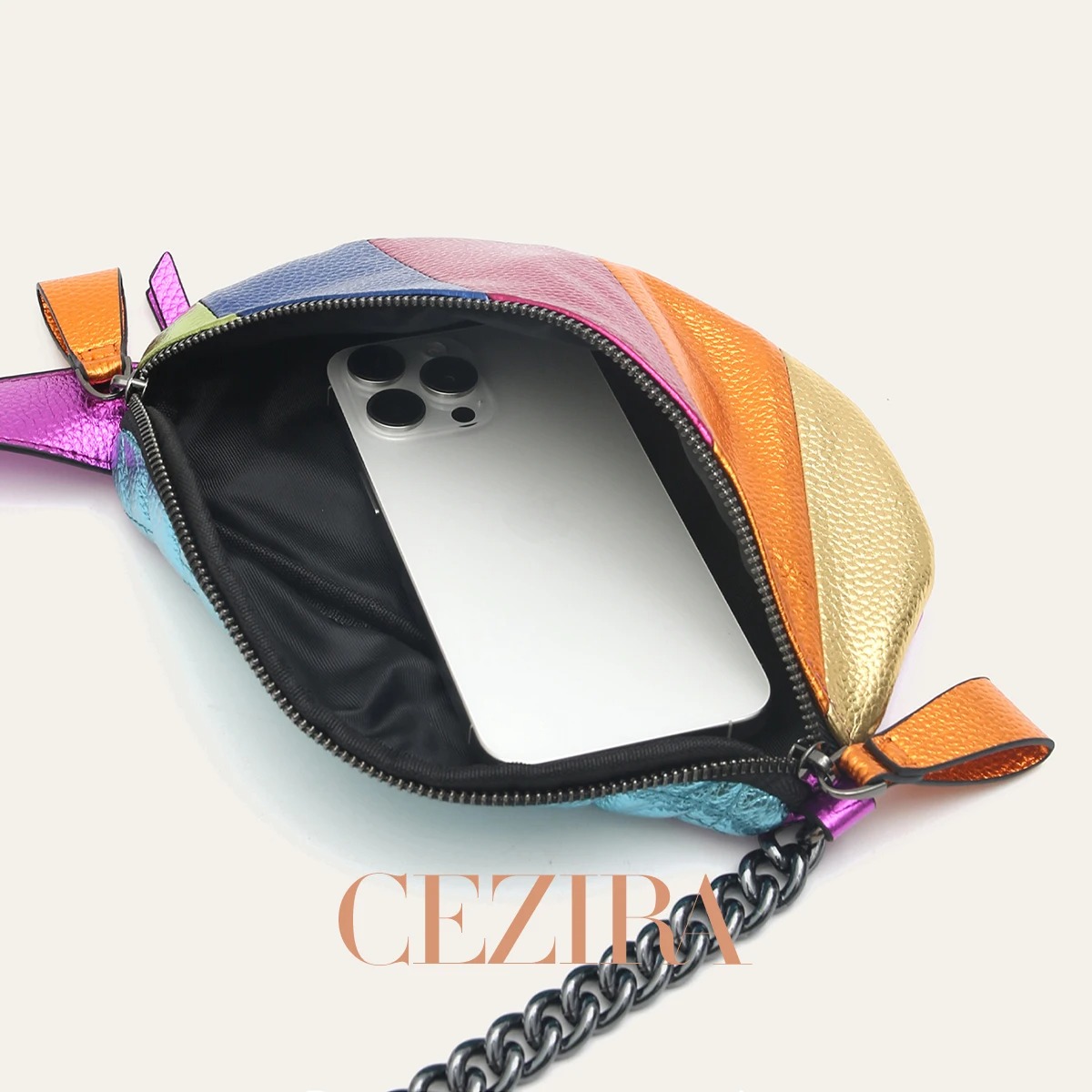 Vue rapprochée du sac banane cuir irisé coloré pour femme
