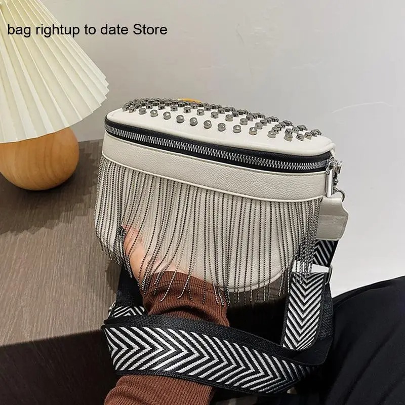 Vue de face du sac banane en cuir à franges pour femme