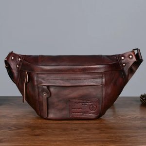Vue rapprochée du cuir véritable sur la sac banane élégante