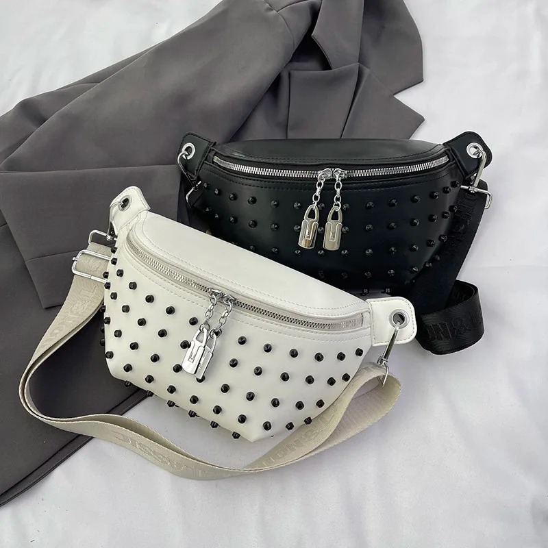Détail des clous sur sac banane cuir femme tendance