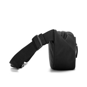 Zoom sur la matière imperméable du sac banane sport noir