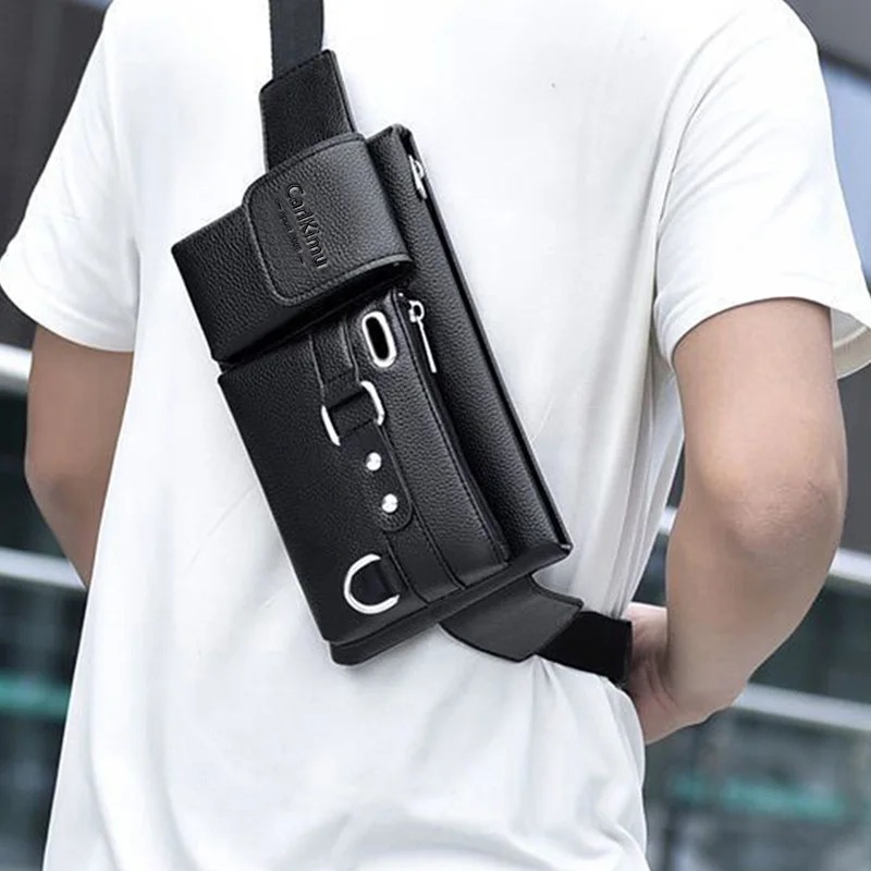 Homme portant un sac banane cuir moderne en sortie urbaine