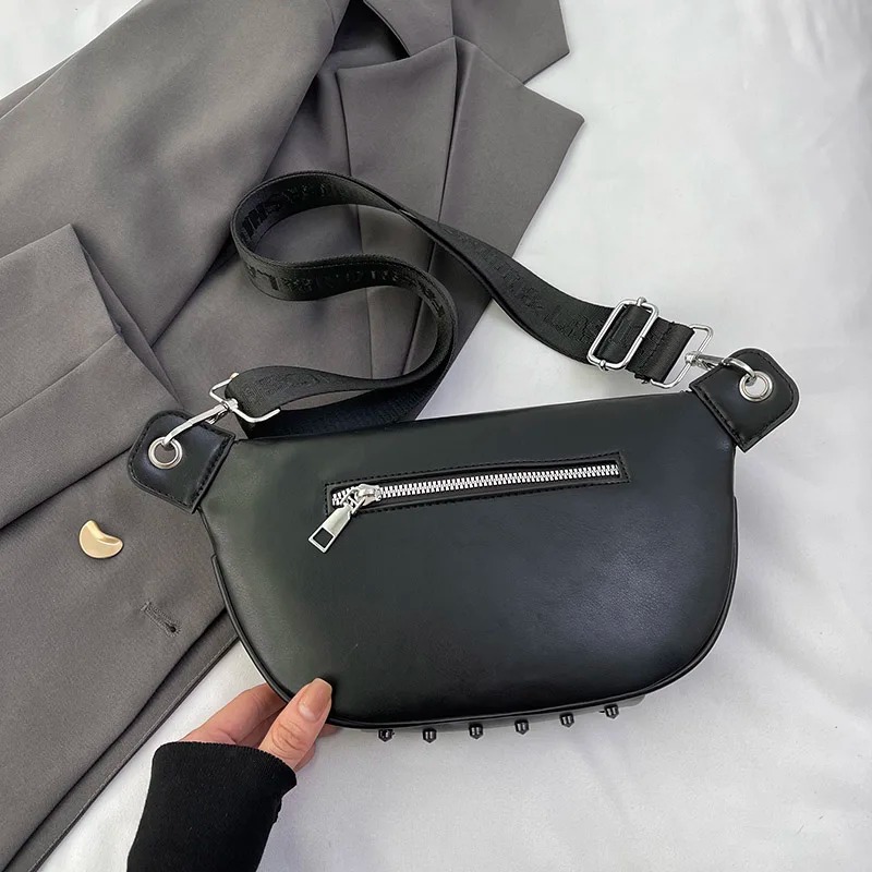 Sac banane en cuir sophistiqué avec clous pour femme