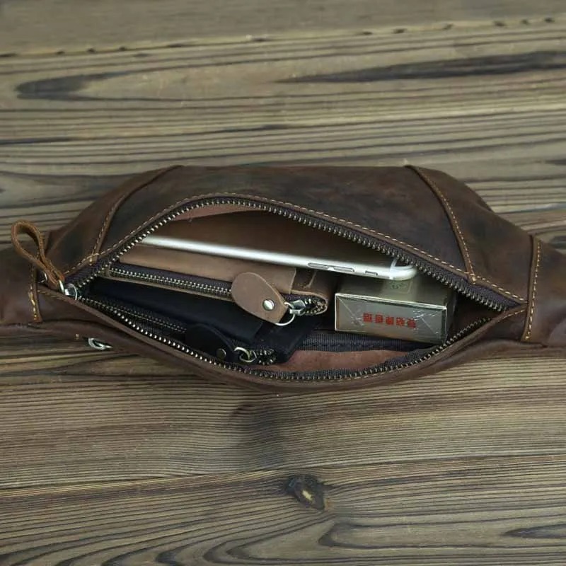 Sac banane en cuir robuste porté à la taille