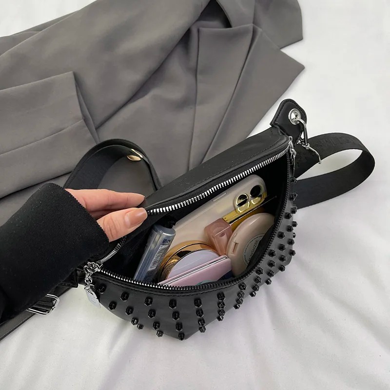 Vue de côté d une sac banane en cuir à clous pour femme