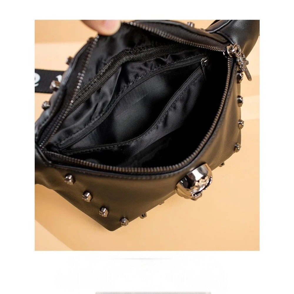 Vue de face du sac banane cuir avec tête de mort stylisée