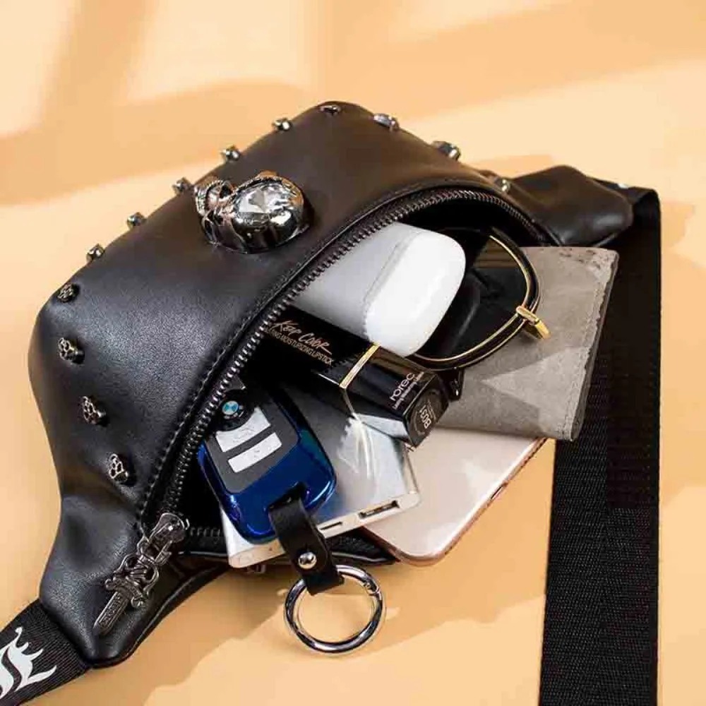 Détail du cuir du sac banane tête de mort pour un style rock