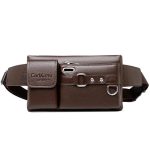 Sac banane homme en cuir moderne porté en ville