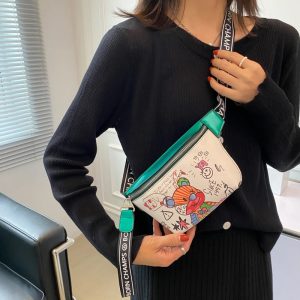 femme portant sac banane cuir