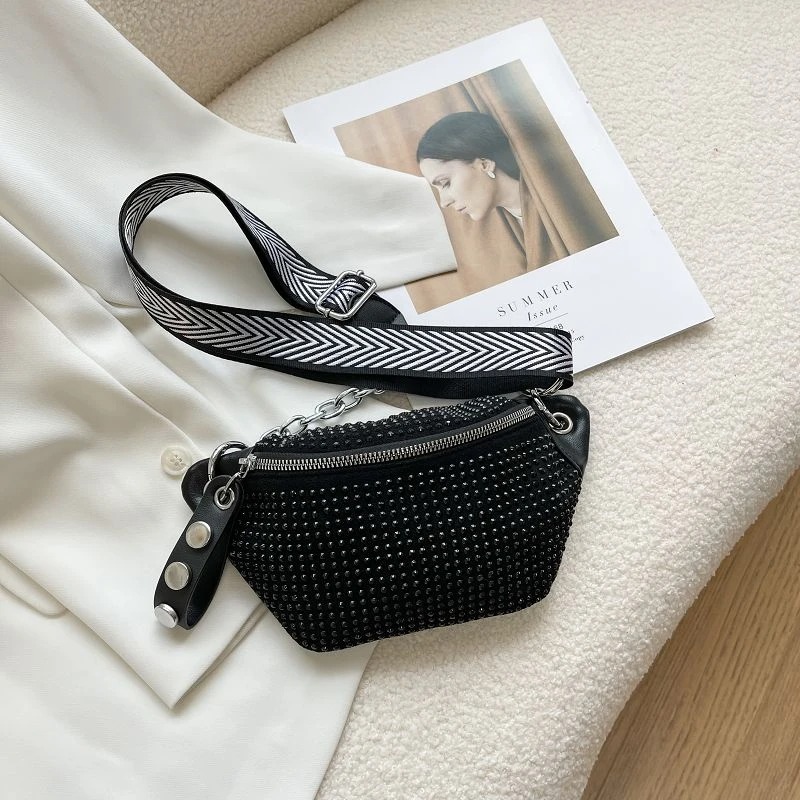 Détails de la chaîne dorée sur sac banane brillant