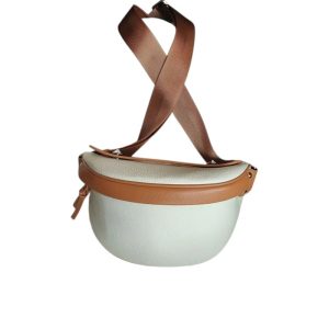 Sac banane femme luxe en cuir grainé porté sur la poitrine