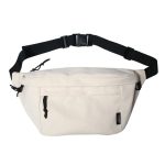 Sac banane XL minimaliste en cuir noir porté en mode décontracté