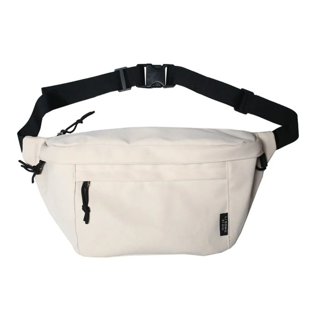 Sac banane XL minimaliste en cuir noir porté en mode décontracté