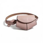 Sac ceinture chic en cuir élégant porté en extérieur