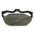 Sac banane sport chic porté en femme style tendance