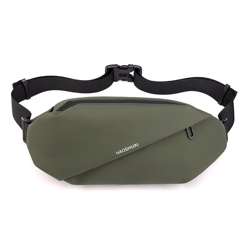 Sac banane sport chic porté en femme style tendance