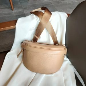 Vue rapprochée du cuir grainé d un sac banane femme élégante