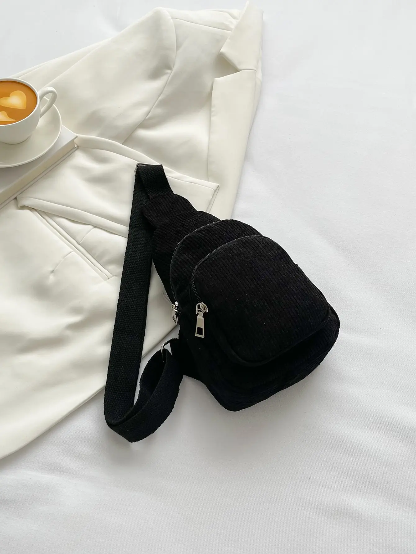 accessoire tendance avec sac de poitrine en velours côtelé