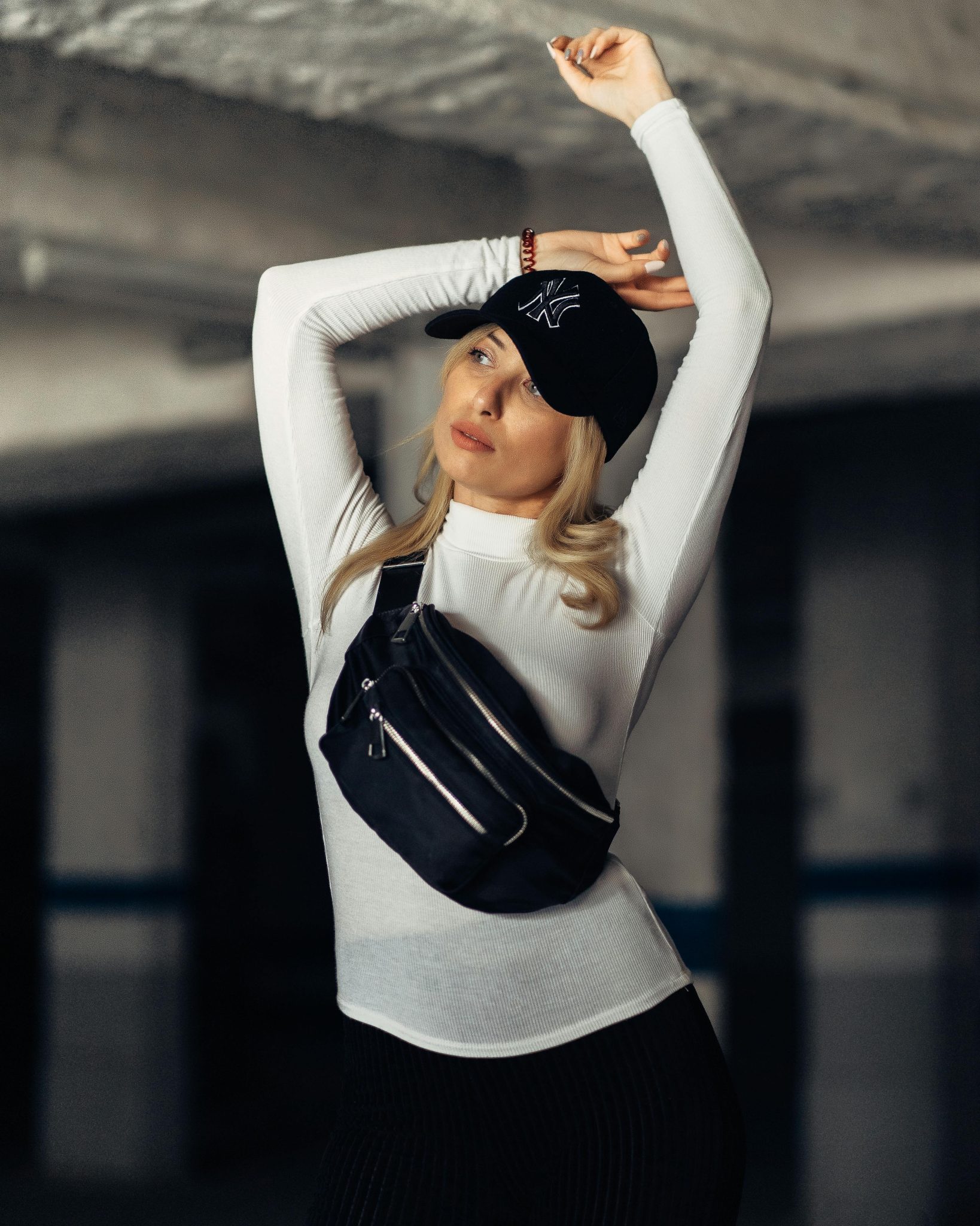 femme en tenue de sport portant un sac banane xl