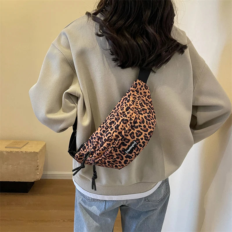 Sac banane léopard accessorisé pour look moda