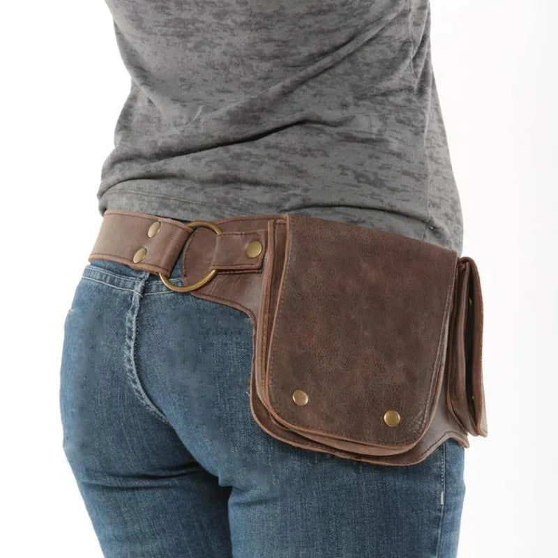 Détail du sac ceinture en cuir vieilli porté en mode décontracté