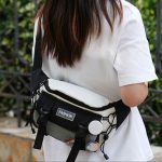 Sac banane bandoulière homme urbain en cuir noir porté en style décontracté